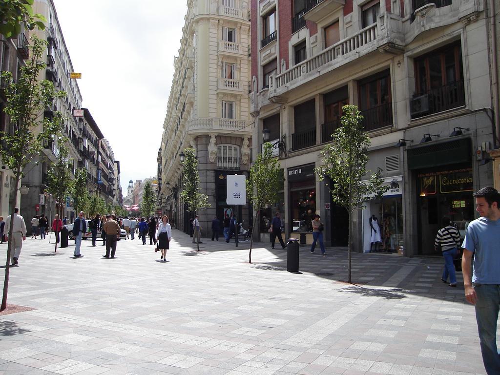 Los Amigos Vip Rooms Madrid Exteriör bild