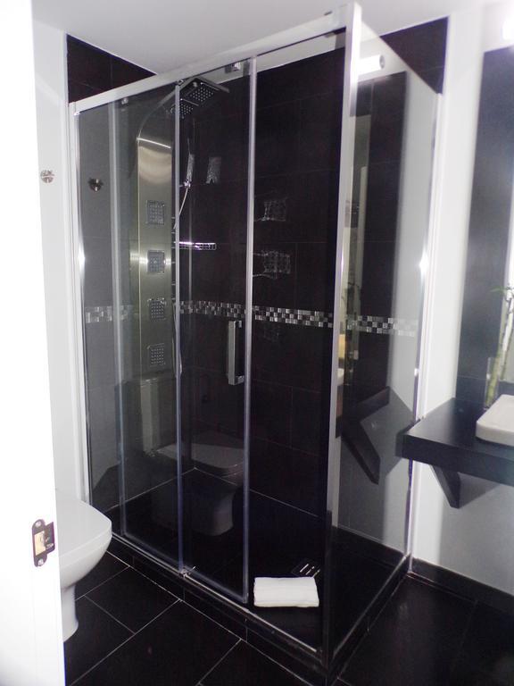 Los Amigos Vip Rooms Madrid Exteriör bild