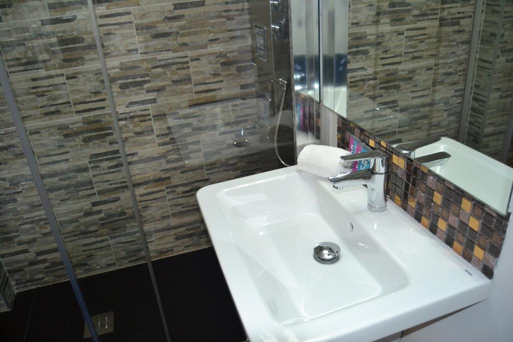 Los Amigos Vip Rooms Madrid Exteriör bild